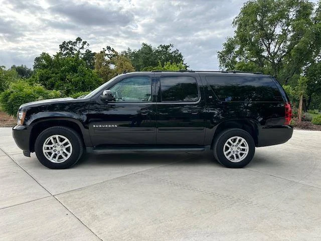 Chevrolet Suburban 4x4 - 8 to 9 seats
