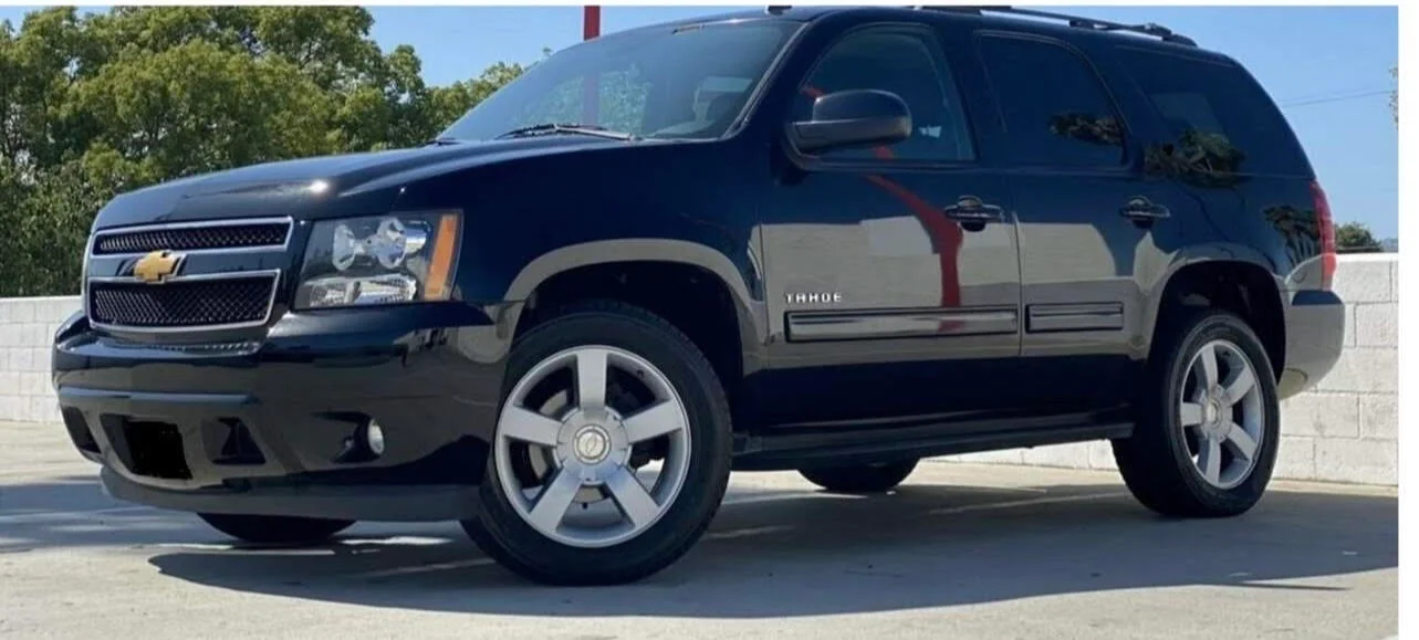 CHEVROLET TAHOE - 8 to 9 seats